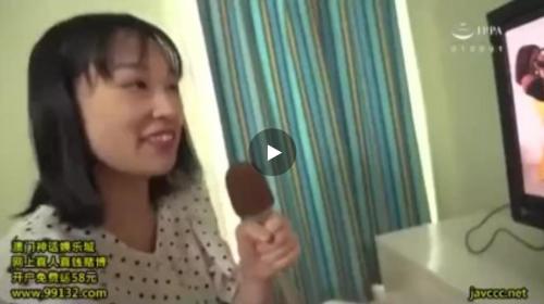 思春期の男の子の目の前にミニスカ姿のお姉さんがパンチラ見せて歩いてる