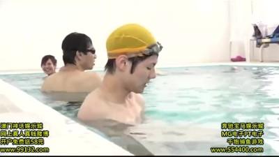 【企画】夏休みの賑わうプールで母親と息子が水中生合体