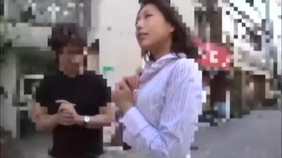 街ゆく奥さんたちに新作映画のモニター依頼と称して、モニタールームに誘い込んでは映画じゃなくAVを流す