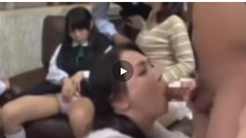 お母さんもお父さんも3姉妹も隣人も登場人物が全員、セックスもフェラチオも当たり前の朝飯前です