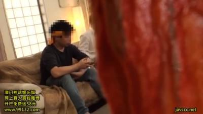 【人妻不倫】出張から戻ってそのビデオを再生してみたら…お酒を飲まされ酔っぱらって、上司や同僚達のチンポを咥えたり