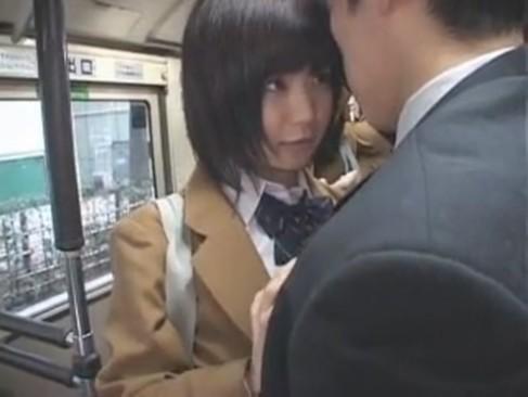 バス通学の可愛いJKががイケメンに逆痴漢