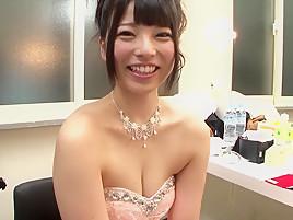 可愛い美少女・「上原亜衣」が沢山の男に囲まれぶっかけられる