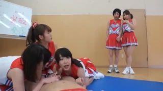 【JK】チアガールな女子校生たちに囲まれて乱交セックスをしちゃっている動画