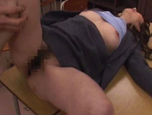 「これも息子のためよ...」息子の学校先生に脅され教室でオッサンに凌辱される還暦熟女がエロい！