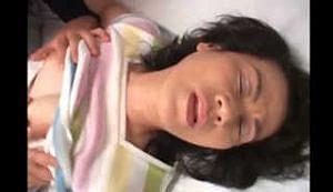 アジア系外国人のおばちゃん、プロチンコに愛撫され恍惚の表情を魅せる！ババア感じてんじゃねーぞｗ