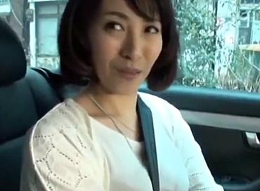 賢そうな奥様だが抱いてみたら敏感ボディで甘い声で喘ぎ出し中出しも許しちゃうスキモノだったｗ