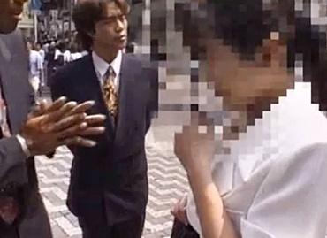 街中で土下座ナンパされた人妻、人がいい奥様はラブホで3Pでハメられ昇天することに...