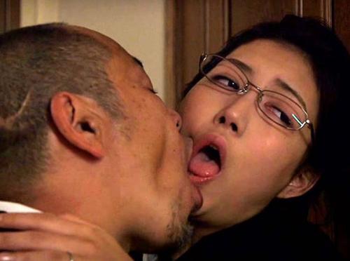 ☆佐倉ねね☆夫一途だった人妻が夫といがみ合っていた同僚の肉棒を受け入れイキ果てる