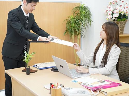 【希島あいり】バリバリ仕事をこなす女上司は部下ちんぽの虜！中出し寝取られ出張旅行！