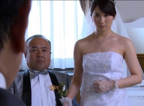 【葵千恵】生活のため夫の目の前で上司に寝取られることになった妻の激しい接吻SEX