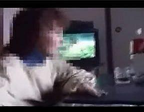 〈個人撮影〉目の前で寝てる夫を気にしながら息子のチンポをしゃぶるヤバイやつ！！