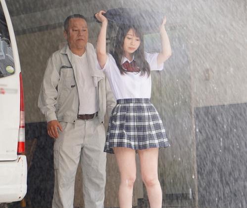 【夢乃あいか】豪雨でびしょ濡れの制服JKをストーカーオヤジが強姦