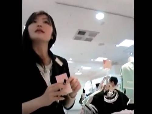 〈盗撮動画〉容姿端麗なショップ店員のお姉さんがパンティーを撮られる!!