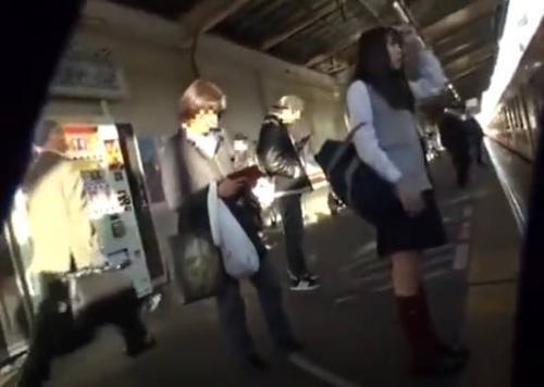 女子中〇生が電車で痴漢に襲われ泣き顔で耐える映像が流出！