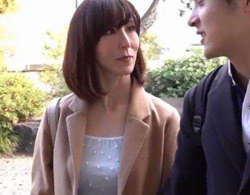 【澤村レイコ】息子のチンポを激しく求める淫乱お母さんが覗きの男に盗撮され脅迫SEX