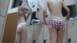 女風呂脱衣所の無防備な若い子狙って素人オッパイ覗き撮
