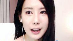 【ライブチャット】乳首ピンピン韓国お姉さん美肌巨乳のフェロモンボディでグイグイ迫る