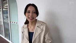 成熟して人妻ボディになった中学時代の元カノと一夜限りの濃密不倫