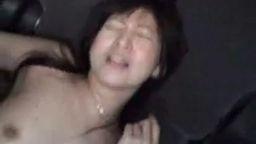 【個人撮影】昼間っから三段腹のムッチリ素人熟女妻と中出しカーセックス