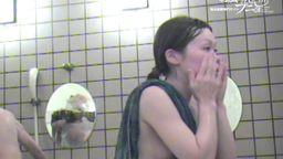 【隠撮】銭湯の肌磨きに余念のない素人娘オッパイオムニバス