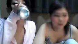 【ニコ生】レズカップルが部屋飲みで上半身裸でチューしたりとかはっちゃける