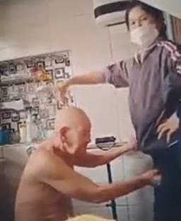 【海外動画】おじいちゃんに入浴中にお尻や股間を触られまくる介護ヘルパー