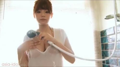 着衣でシャワー。水着で透けはしないが、おっぱいはこぼれそう。［篠崎愛］