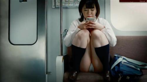 向かいのJKがスマホに夢中で家気分なのかパンツ丸見え
