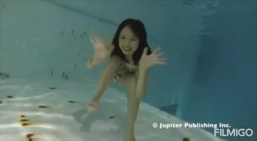 水の中の女の子たち。水着で、学生服で潜る女の子。