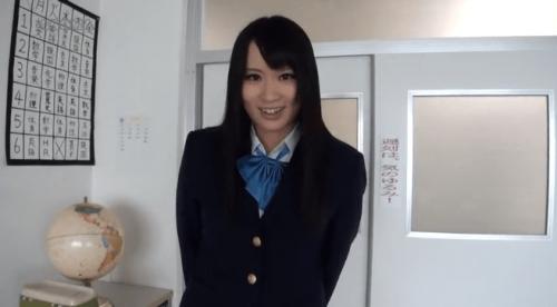 下からパンツ見せます。オナニーしていっぱい出して下さい。（もはやパンモロ）