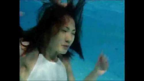 【リョナ】プールで水中へ押し付けられ、藻掻き苦しむ