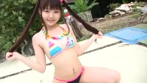 水着の美少女。ビキニとツインテとへそピ。