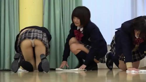 無防備な女子。パンツが見えても全然平気。男子として勘定されてないのかな…？