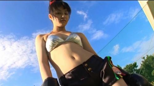 屋外でボクシングするショーパン＆ビキニの美少女。［三宅ひとみ］