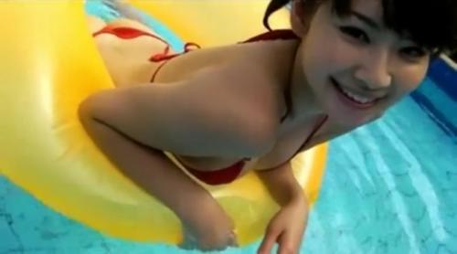 白い肌。スレンダー美乳。清純妹系アイドルのギリギリなイメージビデオ［橘奈々子］