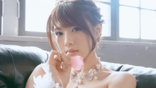 朝ごはんを作って、可愛い衣装とセクシーポーズで誘惑する、綺麗な妻との新婚生活。［相沢みなみ］