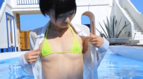 ショートヘアーが可愛い美少女がマイクロビキニで水遊び