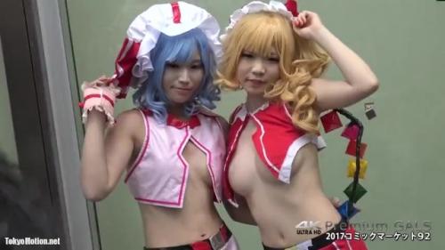 ニップレスをしてるとはいえ大胆衣装。祭りの空気のせい？