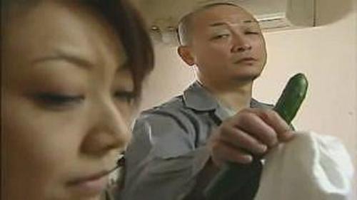 男のパンツ片手に野菜でオナニーする変態な人妻