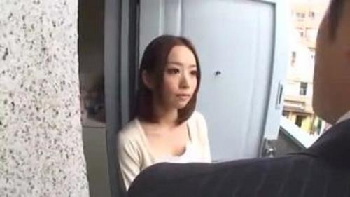 美人団地妻に媚薬入りドリンクを飲ませたら、玄関先で咥えだした件ｗｗｗ