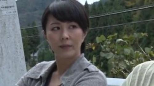 欲求不満な人妻が親父にナンパされ満更でもない様子ｗｗｗおばさんが不倫青姦SEXでアヘアヘｗｗ