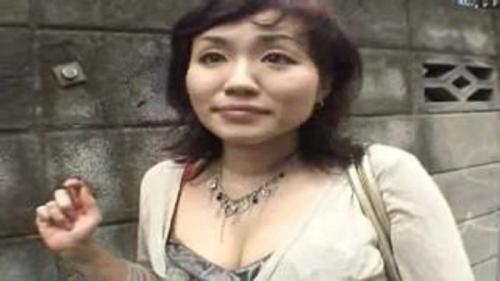 甘い言葉に誘われて戸惑いながらも股を開く熟女たち！熟女はナンパを待っていた！
