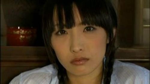 田舎の家で大工の男に萌える美少女。パンティをみせて誘惑します。そしてオナニーしてイキます