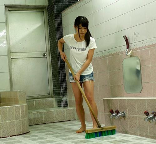 父親が経営する銭湯を手伝っている一人娘。店で働く理由は「チンポが好きだから」との事