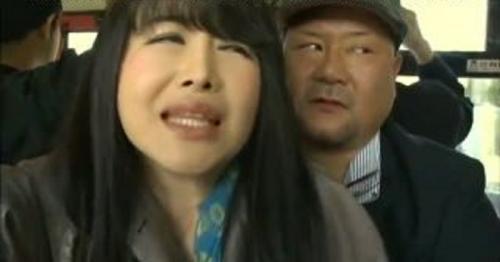≪ヘンリー塚本≫美熟女OLがバス内痴漢でアヘ顔をさらして感じる
