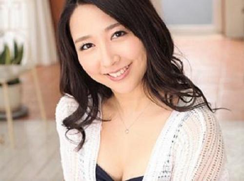 初体験は留学先で知り合った外国人彼氏。その彼のSEXが激しくて今でも記憶に残っている。巨根で痛さもあったがその痛さが心地よくもあり忘れられない