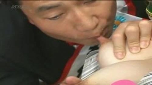 変態紳士達の母乳飲み大会ｗｗ人妻を集めて欄痴気騒ぎｗｗ