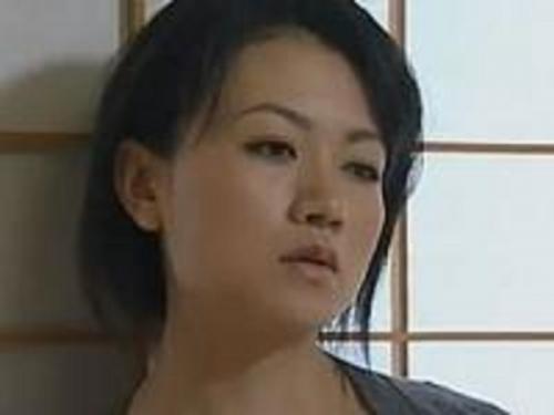肉棒が欲しくてたまらない淫乱熟女。受話器からオナニー音を聞かせ他人の亭主を誘惑。情事を求めて発情、不倫SEX