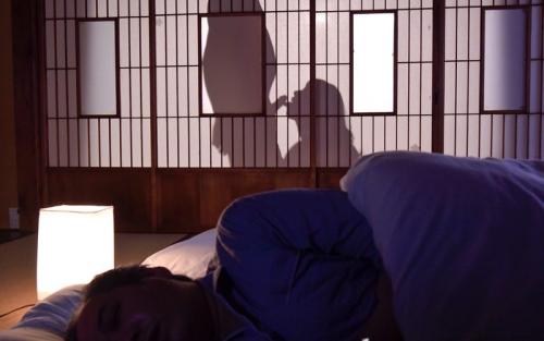 夫婦が眠る寝室にこっそりやって来て、ぐっすり眠る夫のすぐ隣で私の身体を求める義理の息子